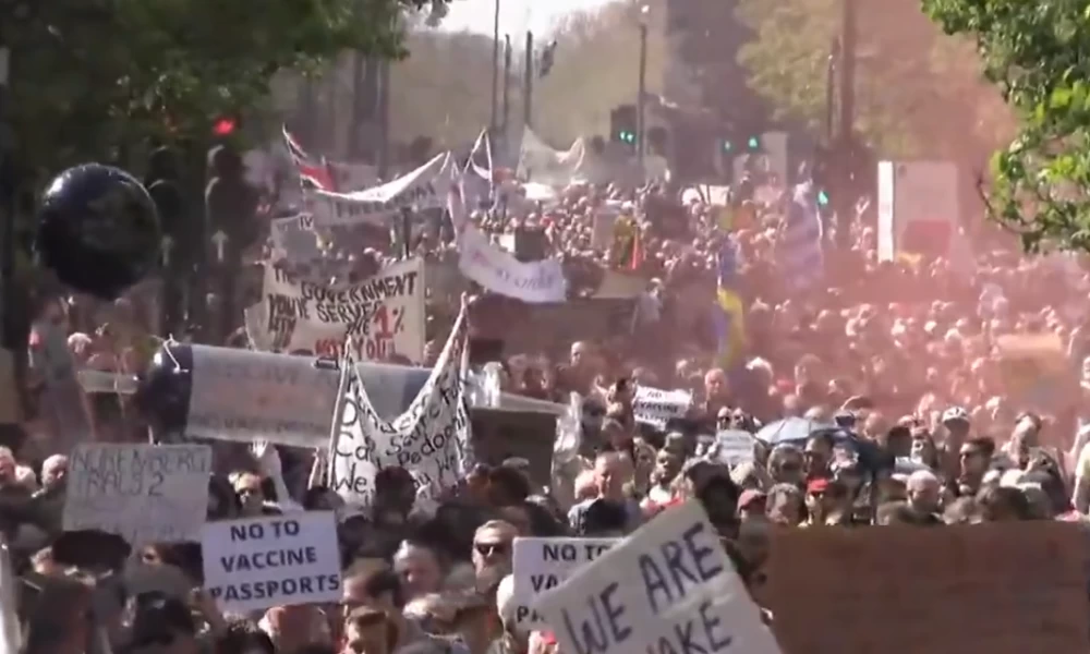 Βρετανία: Μεγάλη διαδήλωση εναντίον των «διαβατηρίων εμβολιασμού»